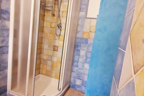 Dusche, Haartrockner, Bidet, Handtücher