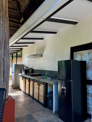 Frigorifero, microonde, piano cottura, macchina per tè/caffè