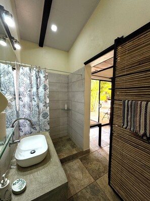 Regadera, toallas, jabón, papel de baño 