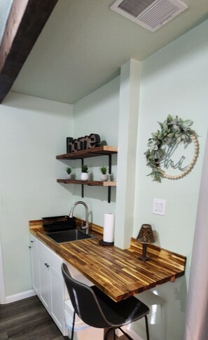 Fridge, microwave, stovetop, coffee/tea maker - GREAT LOCATION! Cozy Clean Serene Studio w/Free parking! (San Antonio)