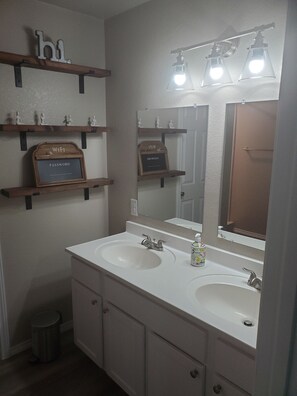 Douche, séchoir à cheveux, serviettes fournies, savon