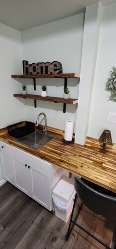 GREAT LOCATION! Cozy Clean Serene Studio w/Free parking!