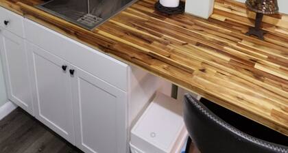 GREAT LOCATION! Cozy Clean Serene Studio w/Free parking!