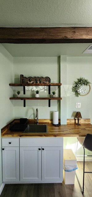 Fridge, microwave, stovetop, coffee/tea maker - GREAT LOCATION! Cozy Clean Serene Studio w/Free parking! (San Antonio)