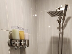 Dusche, Haartrockner, Handtücher, Seife