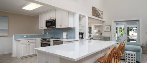 Kylskåp, mikrovågsugn, ugn och spishäll