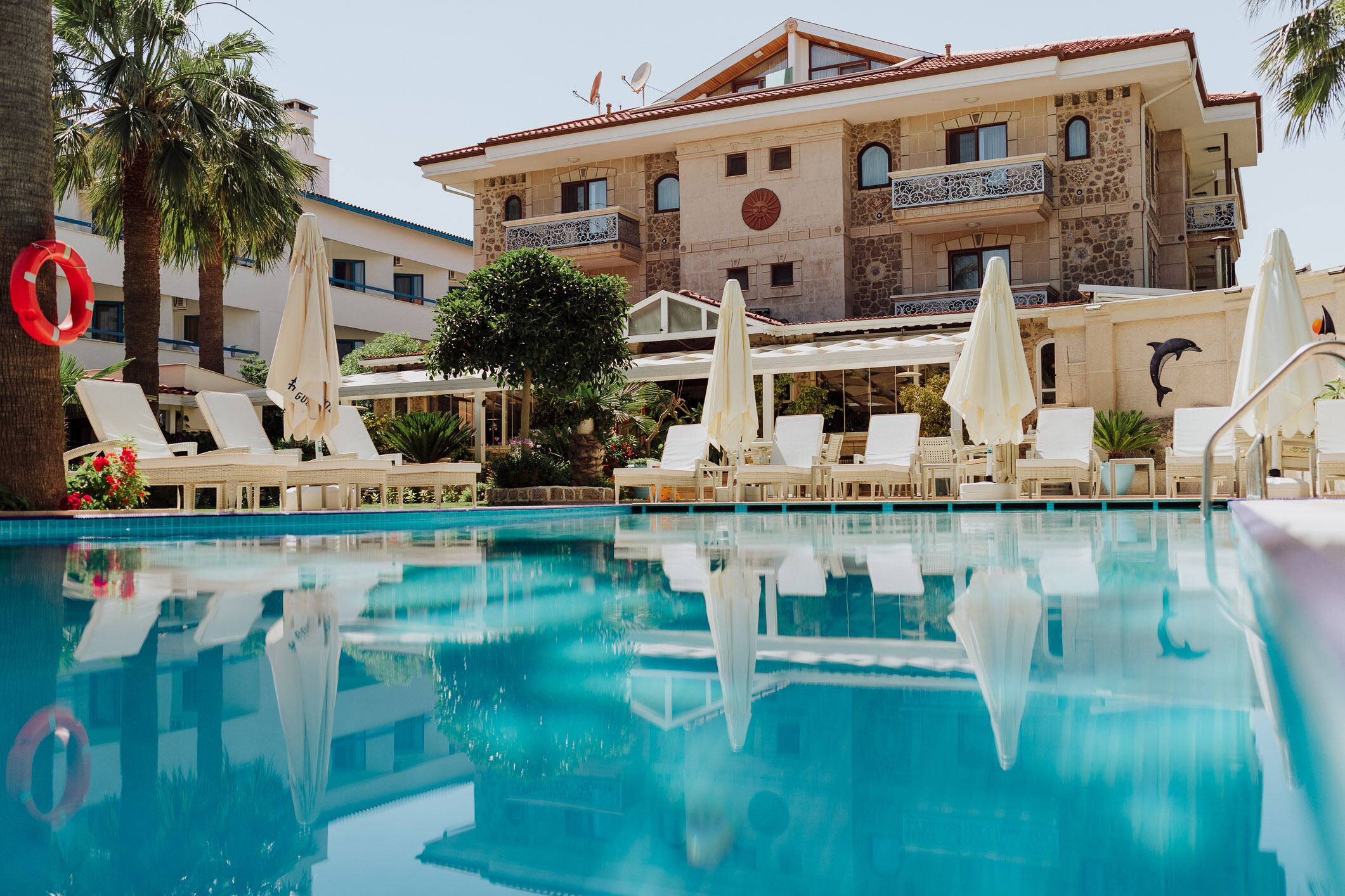 Family Room | Indoor/outdoor pool | Seasonal outdoor pool