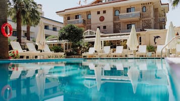 Family Room | Indoor/outdoor pool