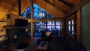 Smart TV, chimenea, videojuegos y libros