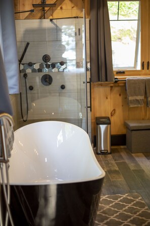 Badewanne, Bidet, Handtücher, Seife