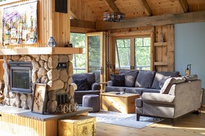 Smart-TV, Kamin, Videospiele, Bücher