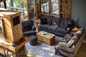 Smart-TV, Kamin, Videospiele, Bücher