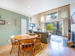 电视、壁炉、DVD 播放器、桌上足球