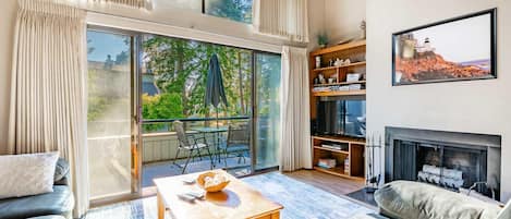 Fernseher, Kamin, DVD-Player, Tischfußball