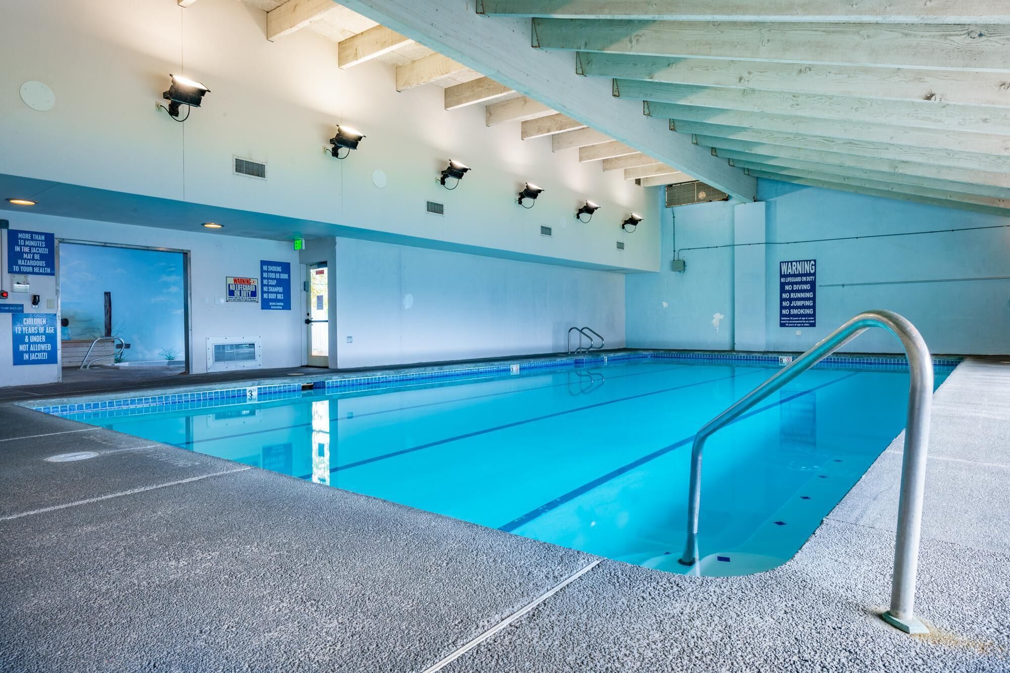 Una piscina cubierta, una piscina climatizada