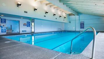 Una piscina cubierta, una piscina climatizada