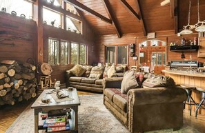 TV connectée, cheminée, chaîne hi-fi, écrans d'ordinateur