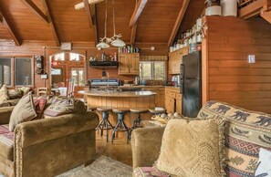 Een smart-tv, een open haard, een stereo en een computerscherm