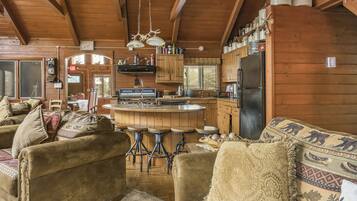 Smart-tv, een open haard, een stereo en een computerscherm