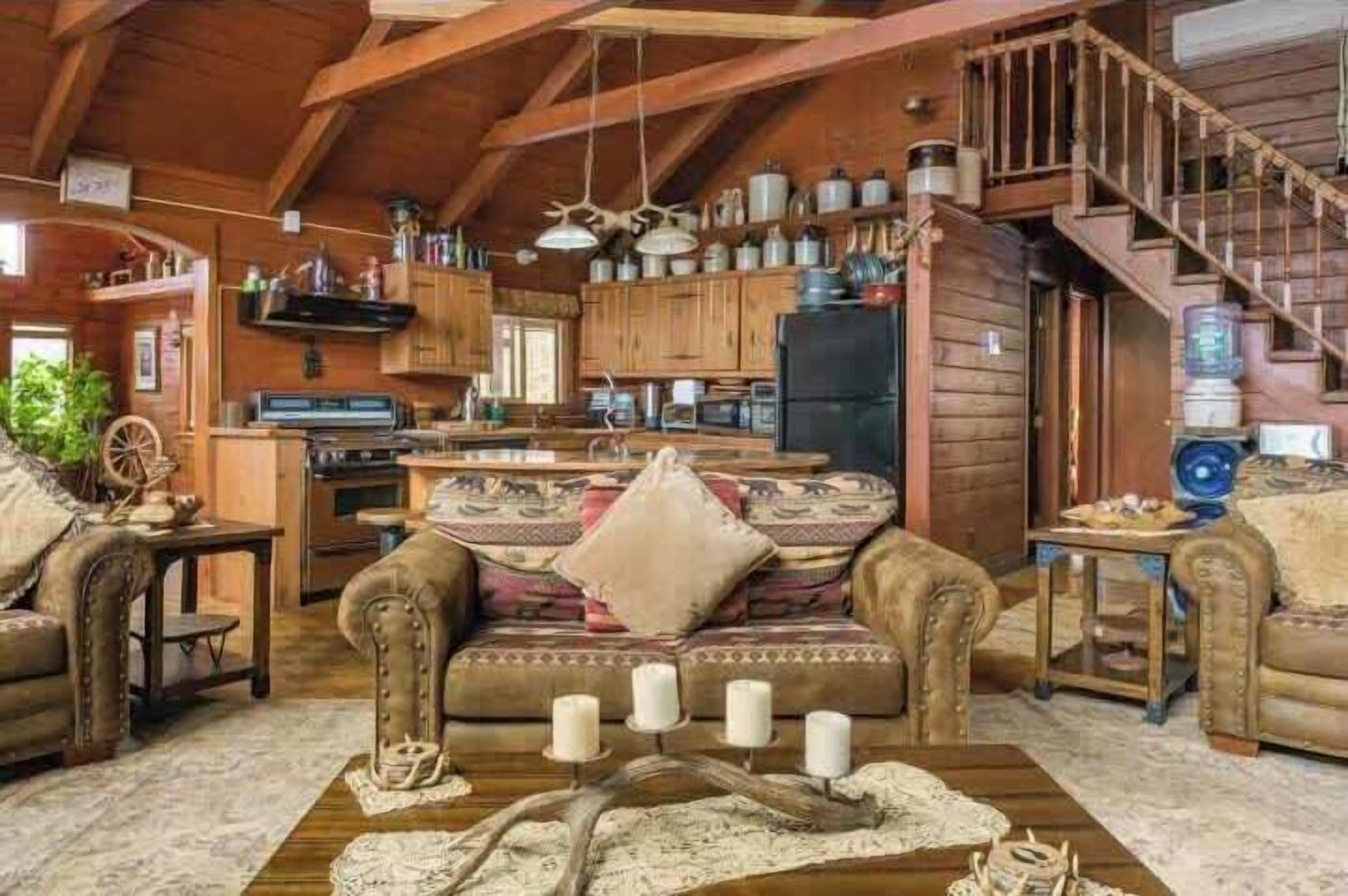 TV connectée, cheminée, chaîne hi-fi, écrans d'ordinateur