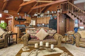 Een smart-tv, een open haard, een stereo en een computerscherm