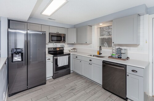 A Charming Home Minutes to Downtown, Zoo, & Airport with Hidden Reading Nook!