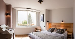 4 chambres, coffre-fort, bureau, fer et planche à repasser