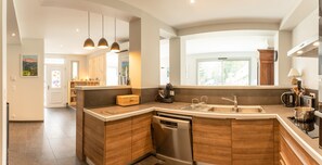 Fridge, microwave, oven, stovetop - CHALET LA SOURCE: 4-star mountain wellness in the heart of the Pyrenees (Cauterets)