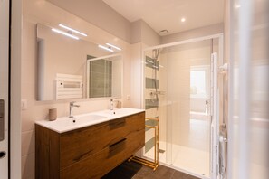Dusche, Haartrockner, Handtücher, Toilettenpapier