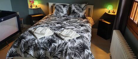 2 bedrooms, iron/ironing board, free WiFi, bed sheets