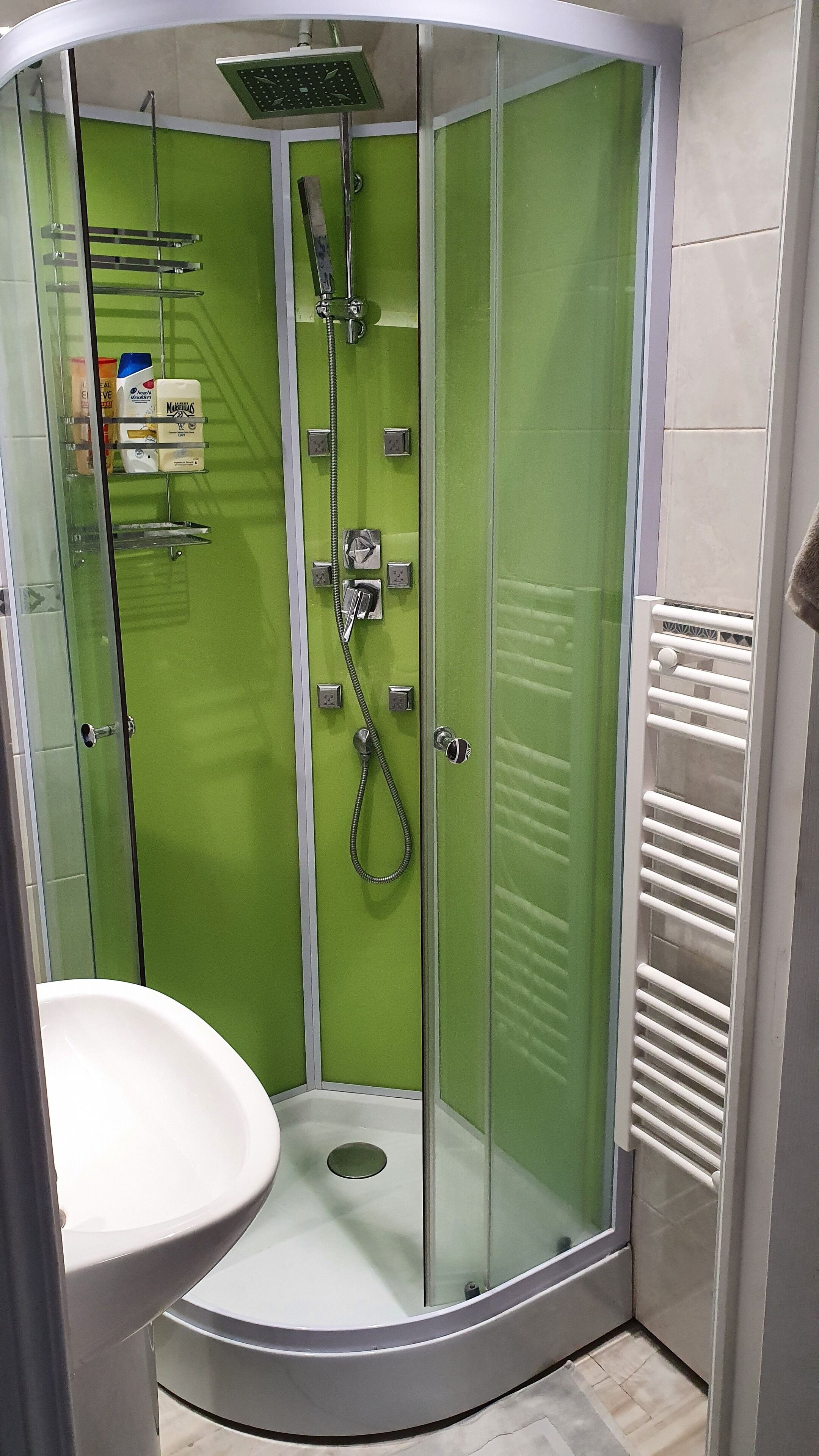 Een douche, een haardroger, handdoeken, toiletpapier