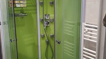 Een douche, een haardroger, handdoeken, toiletpapier