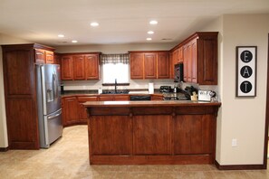 Jääkaappi, mikroaaltouuni, uuni, liesi