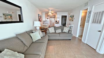 Een flatscreentelevisie en een dvd-speler