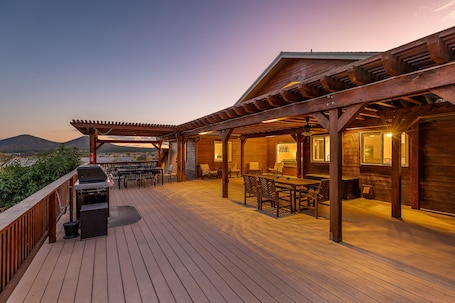 Outdoor dining. 🌅 Sunset Ranch 🌅 Views Views Views with Private Indoor Pickelball Court
