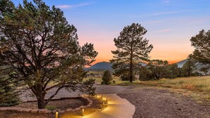 A gravel pathway with a curved design, surrounded by trees and a mountain in the background. - 🌅 Sunset Ranch 🌅 Views Views Views with Private Indoor Pickelball Court (Flagstaff)