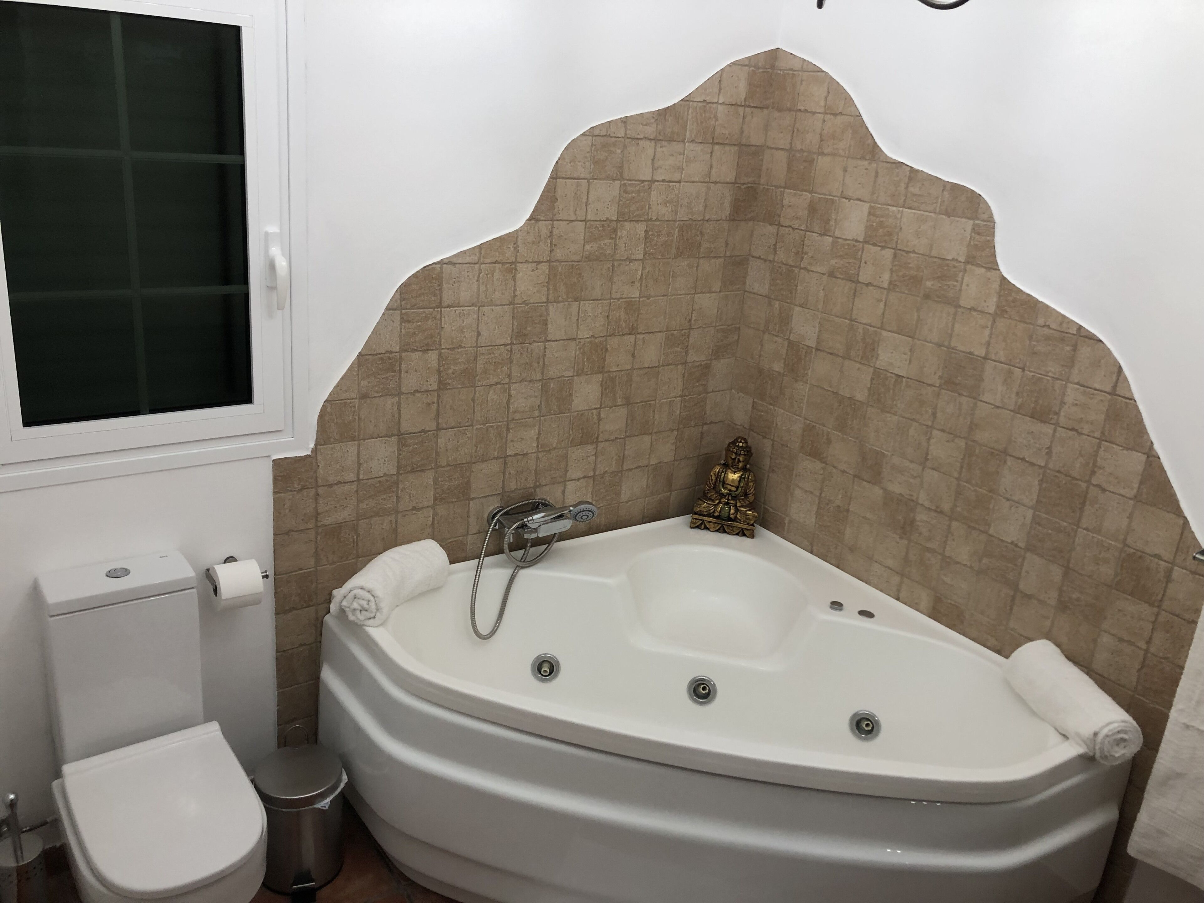 Een douche, een bubbelbad, een haardroger, handdoeken