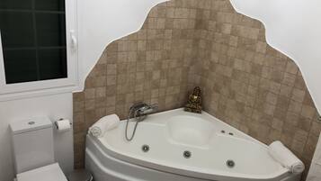 Een douche, een bubbelbad, een haardroger, handdoeken