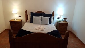 3 bedrooms, desk, iron/ironing board, travel cot - Jaye's Home (Arona)