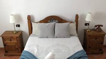 3 chambres, bureau, fer et planche Ă repasser, lit parapluie