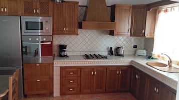 Réfrigérateur, micro-ondes, four, cafetiÚre/bouilloire