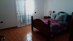 3 chambres, bureau, fer et planche à repasser, lit de bébé portatif