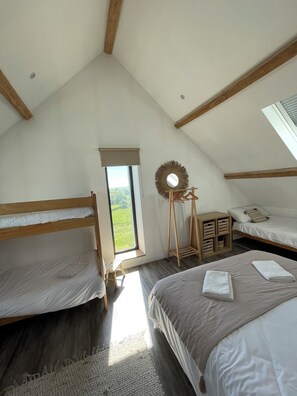 4 soverom, strykejern/-brett og sengetøy