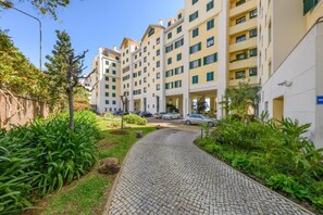 Exterior - Beaches around, Shopping center, restaurants, bars, wine shop, garden, promenade (Funchal)