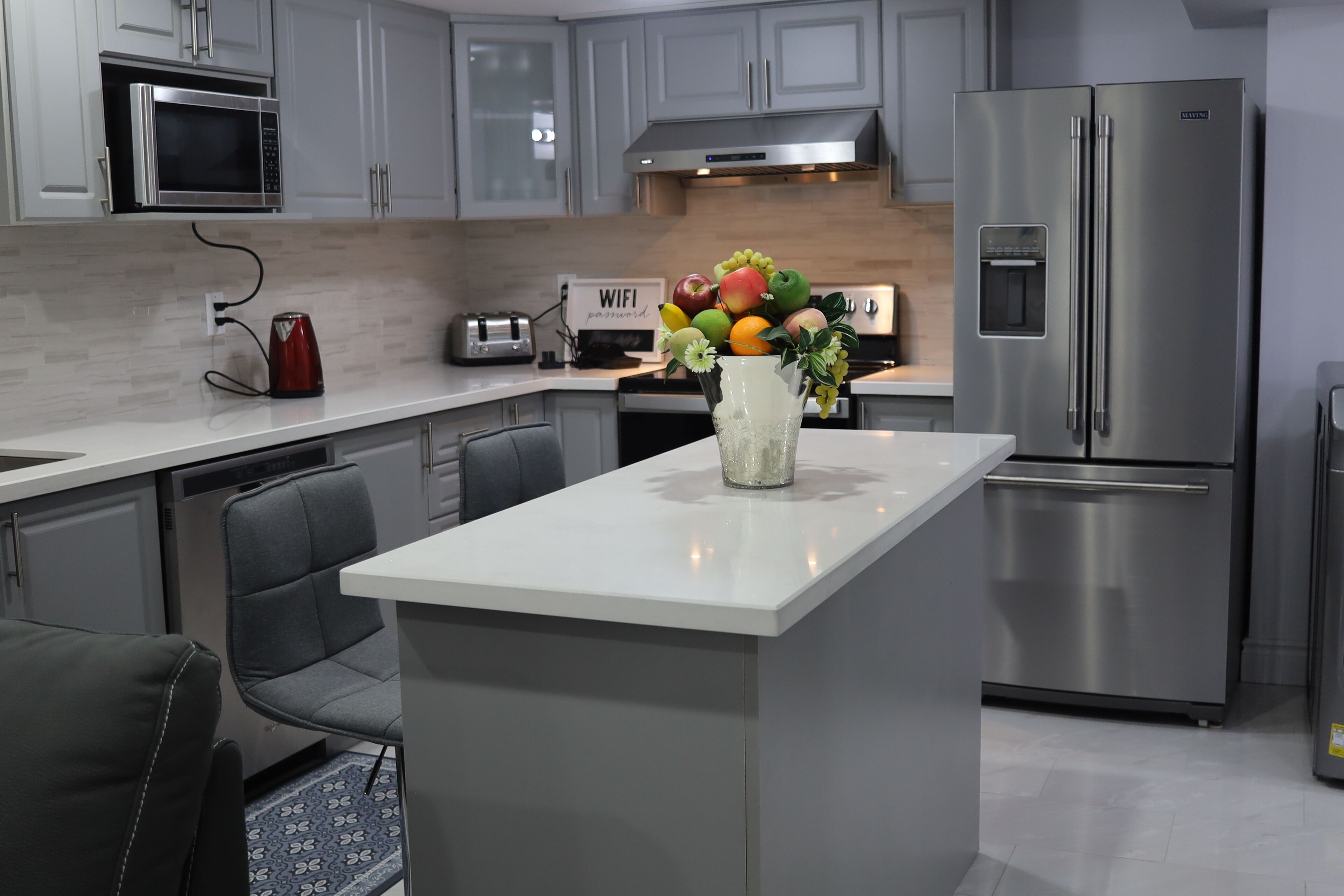 Refrigerador, microondas, horno y parrilla de estufa 