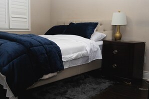 4 bedrooms, desk, iron/ironing board, travel crib - AWESOME MAIN HOUSE/BASEMENT IS SEPARATE SUITE (Brampton)