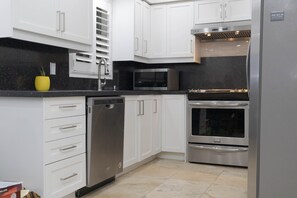 Frigorifero, microonde, forno, piano cottura