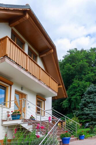 VILLA KATARINA APARTMENTS Nesteled in nature, wrapped in comfort.