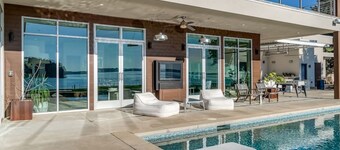 Lake Norman Lakefront - Pickleball, Hot Tub, Pool