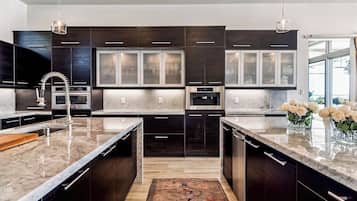 Køleskab, mikrobølgeovn, ovn, kogeplade